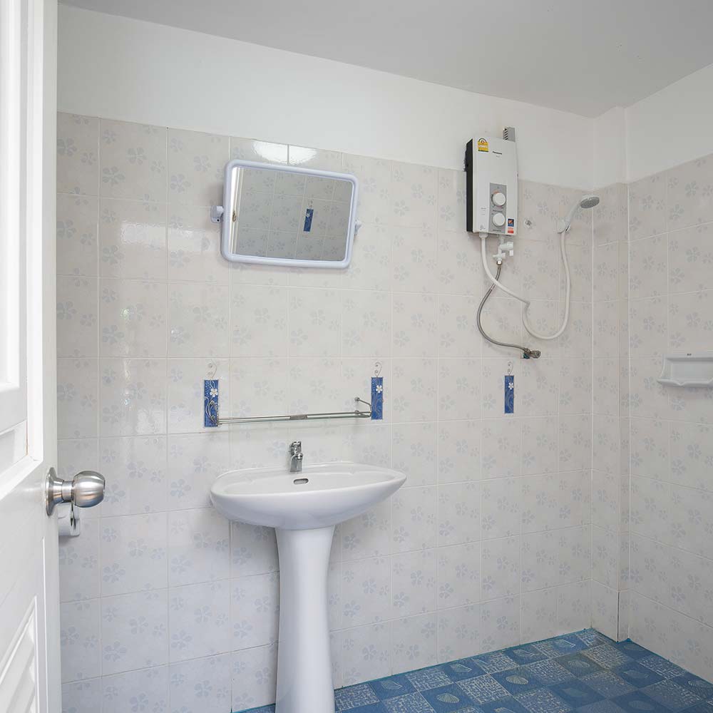 Super Deluxe - Bathroom